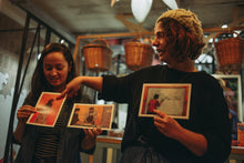 Cargar imagen en el visor de la galería, Postal solidaria "Taller de baile" Abrazo Cultural